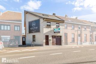 Ben je op zoek naar een centraal gelegen gezinswoning met veel buitenruimte en toekomstpotentieel? Dan is deze instapklare woning in...