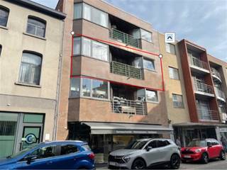 <p>Mooi appartement gelegen pal in het centrum van de gemeente Duffel met drie slaapkamers en een vloeroppervlakte van 133m².</p><p>Het appartement bevindt zich op de tweede verdieping van een kleinschalig appartementsgebouw dat voorzien is van een lift.</p><p><br /> </p><p><br /> </p><p><u>Het appartement omvat:</u></p><ul><li>Inkom met videofoon</li><li>Apart toilet</li><li>Ruime leefruimte van ± 35m²</li><li>Volledig ingerichte keuken met natuurstenen blad, dubbele inox spoelbak, elektrische kookplaat met dampkap, koelkast, afwasmachine, microgolf en oven</li><li>Berging aansluitend aan keuken met spoelbak en condenserende gasketel</li><li>Badkamer met ligbad, dubbel lavabomeubel met spiegel, douche en wc</li><li>2 grote slaapkamers en 1 kleine slaapkamer, telkens met toegang naar het terras</li><li>Terras aan straatzijde</li><li>Ondergrondse kelderberging van ± 4m²</li></ul><p><br /> </p><p>Het appartement wordt momenteel verhuurd aan 865 €/maand (basis) + 85 €/maand (gemene kosten).</p>