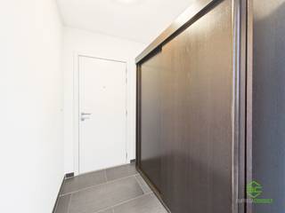 <p><span>Te midden in het centrum, op wandelafstand van alle nodige voorzieningen, vinden we dit appartement terug op de tweede verdieping van een recente en goed onderhouden residentie. </span></p><p><span>Een bakker, postkantoor, horeca, supermarkt, apotheek, scholen, … zijn allemaal op wandelafstand gelegen. </span></p><p><span> </span></p><p><span>De residentie werd gebouwd in 2009 en afgewerkt met kwalitatieve materialen. </span></p><p><span>Het appartement beschikt over een EPC A en beschikt over een nieuwe verwarmingsketel uit 2024 alsook is de elektriciteit conform gekeurd. </span></p><p><span> </span></p><p><span>Via de gemeenschappelijke lift of de trap bereiken we de tweede verdieping waar dit appartement gelegen is. </span></p><p><span>Binnenkomen doen we in de inkomhal met toegang tot de open leefruimte. Aan de voorzijde werd een eetkamer met aansluitende woonkamer ondergebracht. Hier vinden we ook het eerste terras met een zuidelijke oriëntatie. De keuken is voorzien van de nodige toestellen en voldoende opbergruimte. Naast de keuken vinden we een handige berging terug met aansluiting voor de wasmachine.</span></p><p><span>De slaapkamers werden aan de achterkant ondergebracht. Een tweede terrasje vinden we hier ook terug. De badkamer werd voorzien van een lavabomeubel en een handige inloopdouche. </span></p><p><span> </span></p><p><span>Achter het gebouw bevindt zich een private staanplaats. </span></p><p><span> </span></p><p><span>Momenteel wordt het appartement al sinds 2019 verhuurd, waardoor dit eveneens een zeer interessante investering is. </span></p><p><span> </span></p><p><span>Pluspunten:</span></p><p><span>- 2 slaapkamers</span></p><p><span>- interessante investering</span></p><p><span>- twee terrassen </span></p><p><span> </span></p><p><span>Gemeenschappelijke kosten: € 90/maand</span></p><p><span> </span></p><p><span>De vermelde bewoonbare oppervlakte is de netto-oppervlakte van het appartement.</span></p><p><span> </span></p><p><span>EPC GD:</span></p><p><span>Certificaatnr: 20250601-0003614501-GD-1</span></p><p><span>Datum: 01/06/2025</span></p><p><span>Geldig tot: 01/06/2035</span></p>