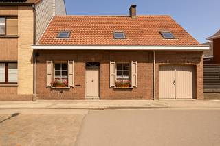 Deze OP TE FRISSEN STADSWONING is gelegen te Tielt met name in de Grote Hulststraat 12 op een perceel grond van 111 m² en met een...