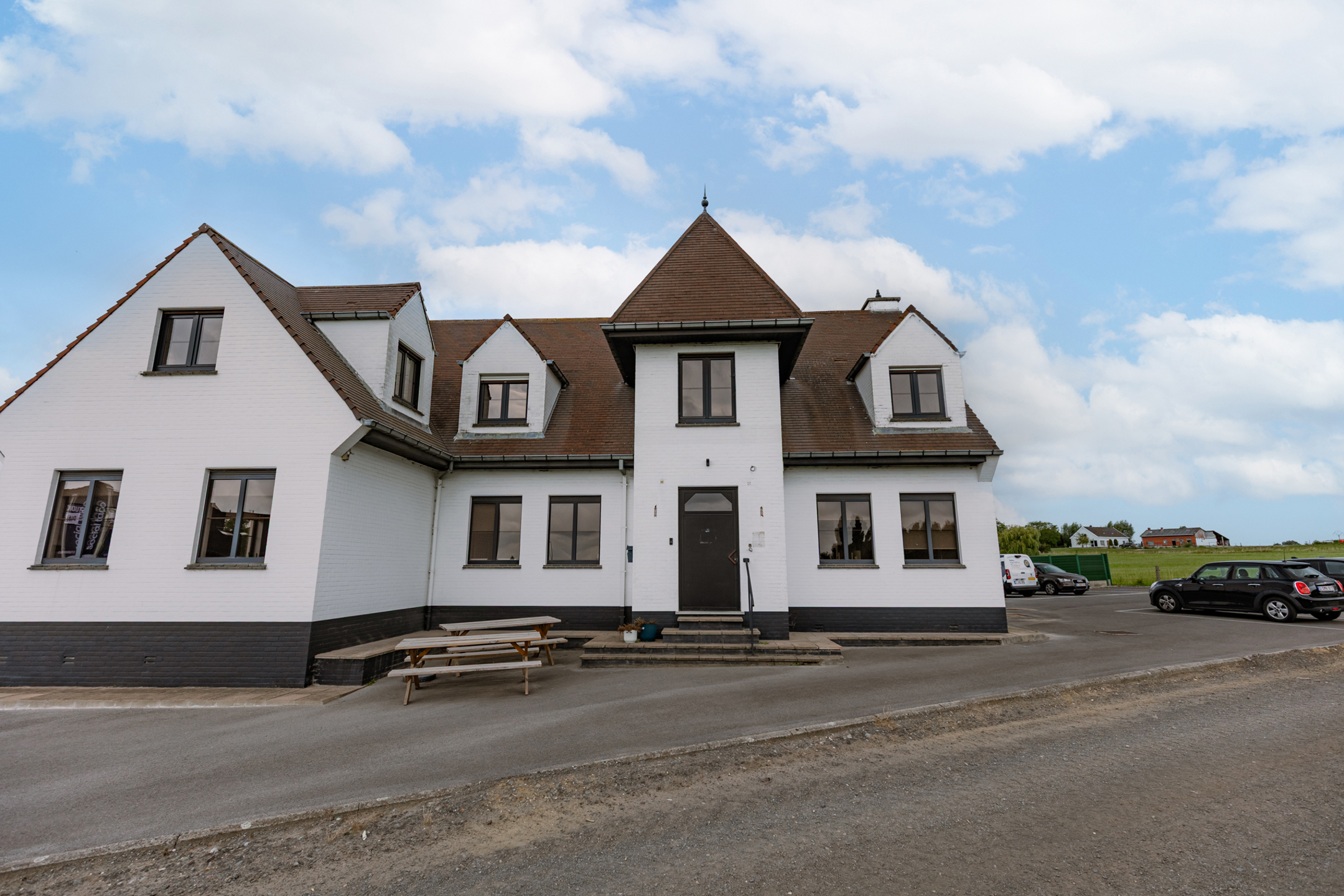 Multi-functioneel kantoor te koop met veel parking! - foto 1