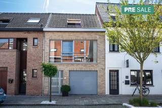 Bij het binnenkomen via de inkomhal met gastentoilet valt meteen de praktische indeling op. De lange gang biedt de mogelijkheid om een grote hoge kast te plaatsen als opbergruimte (voor kledij en schoenen etc).De ruime inpandige garage biedt comfortabel plek aan twee wagens en is praktisch ingericht met een geïntegreerde wasplaats. Dankzij de ruime opzet is er bovendien volop gelegenheid voor het plaatsen van extra inbouwkasten. Via de garage heeft u directe doorgang naar de buitenruimte. Hier vindt u een aangenaam terras en een gezellige tuin die onlangs werd voorzien van een fris groen gazon – de ideale plek om in alle rust te ontspannen, vrienden uit te nodigen voor een lekkere barbecue.De eerste verdieping ademt sfeer dankzij de lichtrijke leefruimte, prachtig afgewerkt met een warme parketvloer. Geniet van een optimaal ruimtelijk gevoel dankzij de open indeling van maar liefst 10,7 meter diep. De keuken is kwalitatief uitgerust en afgewerkt. Uniek aan deze verdieping is het aansluitende terras: via een buitentrap staat u in een handomdraai in de tuin, wat binnen- en buitenleven naadloos met elkaar verbindt.Op de tweede verdieping bevinden zich 3 slaapkamers, telkens met veel natuurlijke lichtinval. De badkamer is modern en compleet ingericht, voorzien van zowel een ligbad als een douche, een elegant lavabomeubel en een tweede toilet.In deze woning geniet u van modern wooncomfort zonder zorgen:- EPC-label B: energiezuinig wonen- Verwarming: hoogrendementsketel op aardgas (geplaatst in 2023).- Elektriciteit: conform keuringsattest- Instapklaar en onmiddellijk beschikbaar bij akteDe Eikelstraat, een rustige straat met gedeeltelijk zone 30, biedt het beste van twee werelden. U bevindt zich op wandelafstand van alle voorzieningen die Eeklo te bieden heeft: winkels, scholen, openbaar vervoer (bus en trein) en gezellige horeca. Toch geniet u in de tuin van een verrassende stilte en privacy. Tevens is er de gewestweg N9 welke voor een vlotte verbinding zorgt tussen Gent en Maldegem.Een woning met tal van mogelijkheden: perfect als instapklare starterswoning, maar eveneens zeer interessant als opbrengsteigendom. Een slimme keuze voor zowel eigen bewoning als voor de verhuurmarkt.Belangrijkste kenmerken op een rij:- 3 slaapkamers- Dubbele garage voor 2 wagens- Tuin met nieuw grasveld en terras- EPC: B (energiezuinig)- Elektriciteit conform- nieuwe CV-ketel (2023)Interesse in een bezoek?Wacht niet te lang en plan uw afspraak in!De eigendom wordt aangeboden via de Pre-sale formule. Op 09/05/2026 tussen 10:00 en 12:00 kan u de woning op afspraak komen bezichtigen en een bod uitbrengen. De vermelde prijs is een instelprijs. Voor meer info, gelieve contact op te nemen met de dossierverantwoordelijke.Bestuursmaatregelen in het maatregelenregister: nee