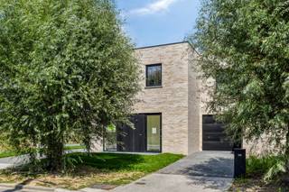 Deze nieuwe, halfopen woning is voorzien van alle hedendaagse comfort en is gelegen in een rustige wijk op enkele minuten van centrum Roeselare. (3km van de Grote Markt) en op slechts 2km van het station.<br /><br />De woning is volledig afgewerkt inclusief:
<ul>
	<li>Schilderwerken</li>
	<li>Aanleg tuin en omheining</li>
	<li>Keuken, badkamer, vloeren</li>
	<li>Oprit en terras</li>
</ul>
<br />De lichtrijke woningen zijn voorzien van een inkomhal met toilet, lichtrijke leefruimte met open keuken, volledig geïnstalleerde keuken, 2 bergingen, 3 slaapkamers en een ruime badkamer met bad, douche en dubbel lavabomeubel. Het badkamermeubel en de keuken kunnen nog gekozen worden naar eigen smaak en wens. <br />Er is de mogelijkheid tot het plaatsen van een carport. <br /><br />De ligging is zeer rustig en heeft een uitstekende verbinding met de E403 Kortrijk- Brugge. In de dichte omgeving vindt u verschillende winkels zoals een bakkerij, slagerij, grootwarenhuizen, frituur. Ook sportclubs, fietsroutes, voetbalplein en een atletiekpiste zijn in de omgeving te vinden.<br /><br /><strong>Lot 01 (Halfopen bebouwing met mogelijkheid voor een carport) TE KOOP</strong>

<ul>
	<li>Grondoppervlakte 298 m²</li>
	<li>Bewoonbare oppervlakte 135 m²</li>
	<li>€  333.932,00 (prijs excl. btw en registratierechten)</li>
	<li>E-peil 30</li>
</ul>
<br />Wens je een afspraak om deze woningen te ontdekken? Contacteer ons op 051/201.400 