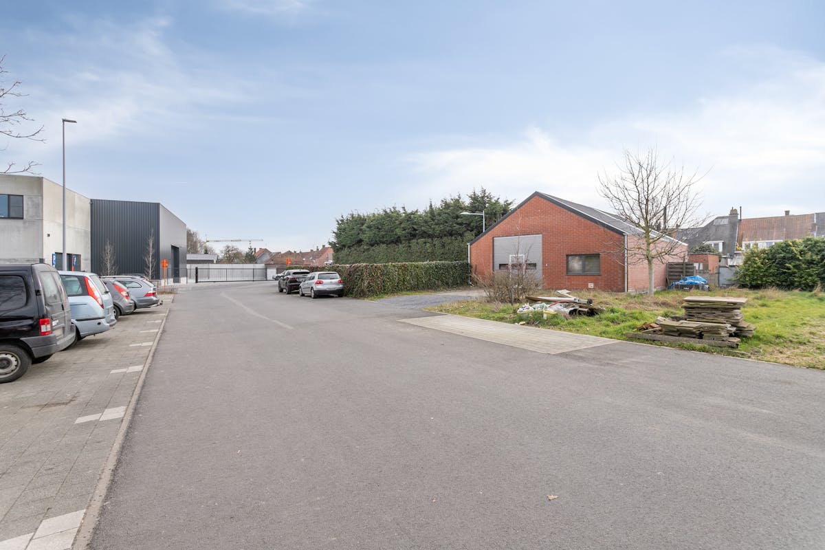 Modern magazijn van 145m² samen met ruime gezinswoning te koop in Bissegem - foto 1