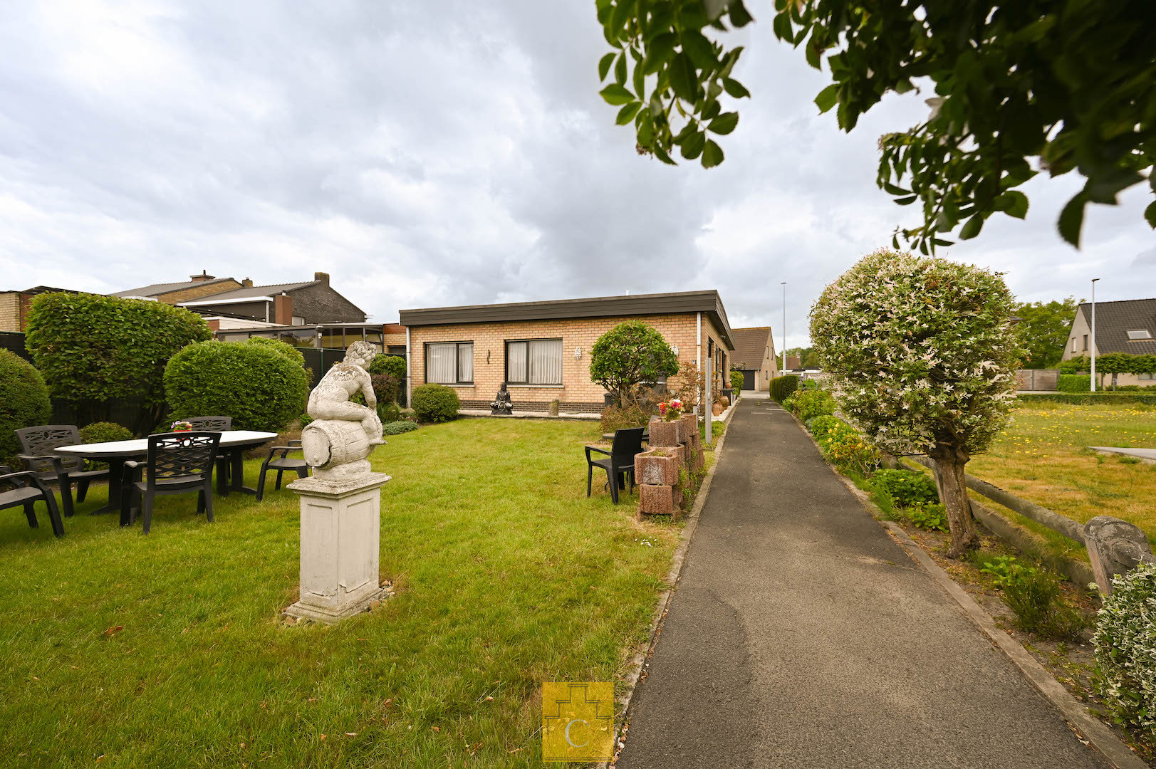 charmante driegevelbungalow met tuin en garage in hartje Loppem - photo 2