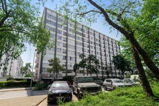 Lichtrijk appartement met terras te koop in Antwerpen

Ben je op zoek naar een energiezuinig appartement te koop in Antwerpen? Deze instapklare woonst op de zevende verdieping werd in 2015 vernieuwd en heeft een bewoonbare oppervlakte van 96 m². Met twee slaapkamers, een gunstig EPC-label B en een uitstekende staat van onderhoud is dit te koop aangeboden appartement in Antwerpen de perfecte plek om jouw nieuwe hoofdstuk te schrijven.

Bij het betreden van het appartement word je verwelkomd in de inkomhal, die toegang geeft tot het gastentoilet. Een dubbele deur met glaspanelen leidt naar de open leefruimte met een houten parketvloer en brede raampartijen die voor een warme sfeer zorgen. De woonkamer en eetkamer lopen vloeiend over in de open keuken, die is uitgerust met een eiland met barfunctie en een kastenwand. Verder bevinden zich in de woonst twee slaapkamers en de badkamer is praktisch ingericht met een ligbad met douchecombinatie en een wastafel.

Aansluitend aan de leefruimte vind je het terras van 3 m² dat zuidoostelijk georiënteerd is. Hier geniet je van een weids en vrij uitzicht over de stad en het omliggende groen.

Enkele jaren geleden werd aan de zuidoostzijde van het appartement, ter hoogte van de slaapkamers, een zonwering geplaatst. Deze zorgt tijdens warme dagen voor extra comfort en helpt de binnentemperatuur aangenaam te houden.

Dankzij het gunstige EPC-label B profiteer je in dit appartement van een uitstekende energiezuinigheid en een lager energieverbruik.

Het appartementsgebouw is voorzien van een lift die je vlot naar de zevende verdieping brengt. Daarnaast kan een privatieve garagebox op het buitenterrein optioneel aangekocht worden twv 35.000€ en is er een gemeenschappelijke, overdekte fietsenstalling aanwezig