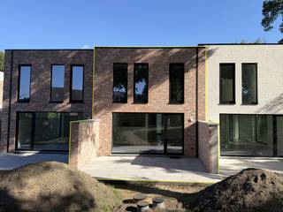 Op zoek naar een moderne, energiezuinige woning in een groene omgeving? Ontdek deze drie gloednieuwe woningen aan de Kalmthoutsesteenweg 157 te Wuustwezel, vlak bij het centrum van Kalmthout. Deze woningen combineren hedendaags wooncomfort met de nieuwste technieken en een uitstekende ligging.<br /><br />Elke woning beschikt over een ruime en lichtrijke leefruimte met grote raampartijen die zorgen voor veel natuurlijk licht. De open indeling sluit naadloos aan op de moderne keuken en biedt een aangenaam gevoel van ruimte. Aansluitend bevindt zich een praktische berging met aansluiting voor wasmachine en droogkast, evenals een bureauruimte en een apart gastentoilet op het gelijkvloers.<br /><br />Op de eerste verdieping vinden we drie volwaardige slaapkamers, ideaal voor een gezin of mensen die graag extra ruimte hebben voor een bureau of hobbykamer. De moderne badkamer is uitgerust met een stijlvolle inloopdouche en dubbele lavabo. Daarnaast is er ook een aparte technische berging op de verdieping, waardoor je alle technieken netjes uit het zicht kunt houden. Verder nog een apart toilet op de verdieping.<br /><br />De woningen zijn gebouwd met aandacht voor duurzaamheid en comfort. Ze zijn uitgerust met een warmtepomp in combinatie met vloerverwarming, zonnepanelen, een ventilatiesysteem D en een regenwaterput die aangesloten is op de toiletten en een buitenkraantje. Dit zorgt niet alleen voor een lager energieverbruik, maar ook voor een aangenaam en gezond binnenklimaat het hele jaar door.<br /><br />Gelegen op een vlot bereikbare locatie, geniet je hier van de rust van Wuustwezel met de nabijheid van het centrum van Kalmthout en alle nodige voorzieningen in de buurt. Kortom, deze woningen bieden het perfecte evenwicht tussen comfort, energiezuinigheid en ligging.