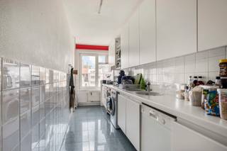 Cet appartement, situé à deux pas du centre de Gand, combine une accessibilité aisée et un emplacement idéal à proximité des commerces, des écoles et des transports en commun. Avec une belle vue sur la Lys et une base solide, le bien offre de nombreuses possibilités de rénovation selon vos goûts.<br /><br />L'appartement se compose de :<br />- Hall d'entrée<br />- Toilettes séparées<br />- Salon lumineux<br />- Cuisine<br />- Salle de bains avec baignoire<br />- 2 chambres<br /><br />Un espace de rangement supplémentaire est disponible dans la cave privée qui appartient à l'appartement. <br />L'appartement comprend également une place de parking qui doit être achetée pour 25 000,00 €.<br /><br />Ne laissez pas passer cette occasion unique d'acquérir un appartement à fort potentiel dans un emplacement de choix et planifiez rapidement une visite.<br />Contactez Fleur au 0477/82.85.42 ou à l'adresse fleur.beernaert@acasa.immo.