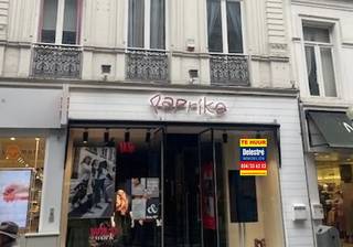 Goed gelegen commercieel gelijkvloers, naast Eyes + More (voorheen: Paprika Kleding). De opp. bedraagt 105 m². De gevelbreedte bedraagt ca. 6 m.De...