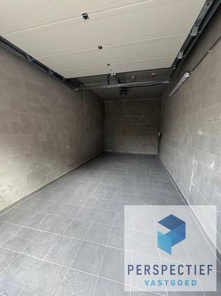Gesloten garagebox met automatische poort. Verlichting en stopcontact aanwezig. Maandelijkse huurprijs: €145 inclusief btwOnmiddellijk beschikbaar!...