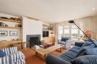Stijlvol hoekappartement met een bijzonder warm en elegant interieur, gelegen op een absolute toplocatie in een villaresidentie aan de Kustlaan. Het interieur werd met veel gevoel voor detail samengesteld en combineert warme, diepe tinten met rijke materialen en zorgvuldig gekozen accenten.<br /><br />Indeling:<br />Inkomhal met vestiaire en gastentoilet. Ruime en lichtrijke leefruimte met een prachtige open keuken, voorzien van alle hedendaags comfort. Aansluitend bevinden zich de eetplaats en een gezellig salon met ingemaakte kasten en open haard.<br /><br />De leefruimte geeft uit op een terras aan de voorzijde en een aangenaam zijdelings terras. Dankzij de hoekligging geniet het appartement van een mooie lichtinval en een levendig uitzicht op de Kustlaan.<br /><br />Klassieke elementen gaan harmonieus samen met hedendaags comfort en creëren een interieur met karakter en een warme, elegante en tijdloze uitstraling.<br /><br />Een bijzonder sfeervol appartement op een gegeerde locatie in Knokke, ideaal voor wie houdt van klasse, comfort en een verfijnde woonbeleving. Absoluut een bezoek waard.