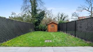 Immo3000 heeft een recente gesloten bebouwing te huur in de zeer rustige, autoluwe Poelhof verkaveling in het centrum van Linden. <br />Deze woning voldoet vandaag aan alle vereisten van een moderne nieuwbouw. <br />Je komt de woning binnen via de inkomhal met gastentoilet en ingebouwde vestiaire. Links kom je in de lichtrijke woonkamer die zich uitstrekt van vooraan tot achteraan de woning. De ruime open keuken is volledig ingericht, via de keuken kom je in de bijkeuken met aansluitingen voor wasmachine en droogkast. Vanuit de leefruimte heb je via het schuifraam rechtstreekse toegang tot de tuin.<br />Op het 1e verdiep tellen we 2 slaapkamers, een dressing, een badkamer met bad/douche/dubbele lavabo en een tweede apart toilet. Op de overloop van deze verdieping is het mogelijk om een bureauruimte in te richten.<br />Via de vaste trap betreden we de zolderverdieping die volledig is afgewerkt en dus dienst kan doen als (ruime) derde slaapkamer.<br />Voor de woning is plaats voorzien voor het parkeren van één wagen. In de autoluwe straat is er voldoende parkeergelegenheid voor bezoekers. <br />Benieuwd? Bel 016/603000 en boek uw afspraak!