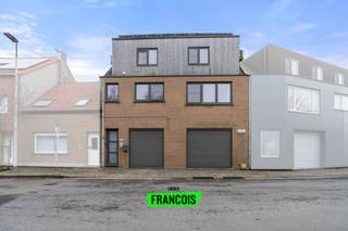 Deze ruime bel-etage gezinswoning is gelegen op een gegeerde locatie tussen de Vicognewijk en Bredene-Dorp. U heeft talrijke faciliteiten in de buurt en bevindt zich toch in een rustige omgeving. <br /><br />De leefruimte vormt het centrale hart van de woning. Ze bevindt zich op de eerste verdieping en geniet een ruim oppervlak. U heeft tal van plaats voor een eet-en leefruimte. Dankzij de brede raampartijen aan weerszijden, is er steeds een aangename lichtinval. Aansluitend is er de moderne keuken, met tal van werkruimte en apparatuur. <br /><br />U heeft hier tevens een riant zonneterras verdeeld over twee niveaus. <br /><br />In totaal zijn er drie volwaardige slaapkamers, waarvan één op heden ingericht is als praktijkruimte. De badkamer is uitgerust met een grote inloop (regen-)douche. <br /><br />Er is een handige berging met aansluiting voor een wasmachine aanwezig. <br /><br />De woning beschikt ook nog over een grote, zonnige tuin met een gras-en terras gedeelte.<br /><br />Het pand heeft heel wat extra troeven. Zo is ze zeer energiezuinig (EPC B, talrijke zonnepanelen,…). Daarenboven is er naast de gewone garage nog een riante werkplaats met aparte toegangspoort die zich perfect leent tot atelier, , hobbyruimte,… . Doorheen het pand beschikt u over fraai maatwerk die de nodige bergruimte bieden.<br /><br />Bent u op zoek naar een ruime gezinswoning, die volledig instapklaar is en u daarenboven talrijke extra mogelijkheden biedt? Aarzel dan niet en neem contact op voor meer info of een afspraak!<br /><br />