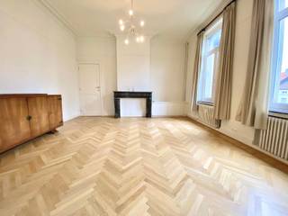 Op een boogscheut van het Sint-Bonifaas plein, in een rustige straat, stellen wij u dit prachtige Hausmanniaanse appartement voor van 116m2. Het appartement is volledig gerenoveerd met smaak en biedt een ruime woonkamer met parketvloer, open keuken volledig uitgerust (Elektro van AEG), eetkamer met bureauhoek, grote woonkamer met grote ramen en zicht op de achterzijde, nachthal, twee slaapkamers met ingebouwde kasten, balkon, comfortabele badkamer (douche en bad), wasruimte en apart toilet. Zeer lichtrijk hoekappartement in een kleine mede-eigendom. Als kers op de taart beschikt dit appartement van een garagebox voor €150/maand. Kosten: € 300/maand (gemeenschappelijk, verwarming en water). Beschikbaar vanaf 2 februari 2026. Zal u bekoren door zijn lichtrijkheid, de staat en de ideale ligging. Wij staan tot uw beschikking voor meer informatie of een bezoek. Bezoeken is de boodschap!