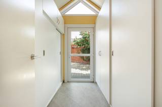 Deze woning is een van de eerste woonhuizen opgetrokken rond 1850 - 1875 in dezelfde periode dat het kanaal Dessel - Schoten gegraven werd. In de periode nadien kwamen er verschillende steenbakkerijen rond de vaart omwille van de ontgonnen klei. Begin 1900 werd de steenfabriek Meeussen Goossens opgericht en dit eigendom maakte deel uit van de vroegere boerderij op de site. Deze boerderij werd na de jaren 1980 opgesplitst. Hierdoor ligt deze woning achteraan de straat en geniet ze van absolute privacy. In 2010 werd de woning volledig en grondig gerenoveerd. <br /><br />Dit resulteerde in een woning waar licht en privacy primeert. Vanuit de inkomhal met kastenwanden kom je in een leefruimte welke opengemaakt is tot in de nok en een prachtige raampartij welke ervoor zorgt dat de aangelegde tuin als het ware deel uit maakt van de leefruimte. Aansluitend is er een open keuken voorzien van alle toestellen. Nog op het gelijkvloers is er een eerste slaapkamer, apart gastentoilet en badkamer voorzien van ruime inloopdouche en aansluiting voor wasmachine en droogkast. Er is tevens een doorgang naar de ouderlijke slaapkamer naast de woning met open zicht op de tuin. <br /><br />Op het verdiep vinden we een derde slaapkamer terug voorzien van ruime overloop met diverse mogelijkheden. <br /><br />Een van de grootstse troeven van de woning is de rust die je ervaart in de prachtige tuin. Deze is gericht op het Zuiden en dankzij de aanplanting lijkt het alsof je in het buitenland vertoeft. Er is eveneens een zwemvijver aangelegd en buitensauna en buitendouche. Verder is er nog een houtopslag en berging. <br /><br />Vooraan de woning is er nog een aparte garage welke diverse mogelijkheden biedt. <br /><br />De woning is gelegen aan de unieke omgeving van de vaart en op een boogscheut van het dorpscentrum van Brecht en Sint Lenaarts. De nabijheid van diverse invalswegen zorgt tevens voor een ideale bereikbaarheid zonder op enig vlak te moeten inboeten aan rust en privacy. <br /><br />Kortom een verborgen parel die wacht om ontdekt te worden.