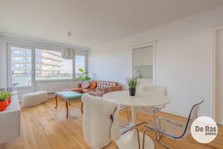 <br />GENT - Dit instapklaar appartement werd in 2022 volledig gerenoveerd en is gelegen op een uitstekende locatie. Deze woonentiteit is gelegen op de achtste verdieping (lift aanwezig). Alle voorzieningen zoals winkels, scholen en openbaar vervoer vindt u op wandel- en fietsafstand. Daarnaast geniet deze woning een goede bereikbaarheid door de nabijheid van diverse invalswegen en de autostrade. Het historisch stadscentrum van Gent is amper 1,5 km ver.<br /><br />Naar indeling toe beschikt dit appartement over een inkomhal, een aangename, lichtrijke leefruimte, een geïnstalleerde keuken en een gezellig terras over de volledige breedte van het appartement vanwaar u zicht heeft op de drie torens van Gent. Via de nachthal heeft u toegang tot een badkamer met douche, 2 slaapkamers en een apart toilet.<br /><br />Inclusief in de prijs is er ondergronds een kelderberging.<br /><br />Troeven: parketvloer, PVC ramen, EPC label B, elektriciteit conform, nieuwe badkamer, nieuwe keuken,...<br /><br />Zoekt u een perfect instapklaar appartement met twee kamers en terras op een vlot bereikbare locatie vlakbij het centrum van Gent? Info of bezoek 053/60.65.60.