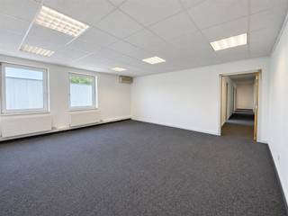 <p><span>This 150 m² office space is located on the first floor of a multifunctional complex in the Haasrode Industrial Park.</span></p><p><span> </span></p><p><span>The space includes an open workspace, three separate offices or meeting rooms, and a spacious kitchen.</span></p><p><span>Thanks to the air conditioning, gas heating, and LED lighting, youll enjoy a comfortable and pleasant working environment.</span></p><p><span> </span></p><p><span>The office is suitable for teams of 3 to 8 people and can be combined with an adjacent 40 m² storage space if desired.</span></p><p><span> </span></p><p><span>Its location near the E40 exit ensures easy access. In addition, six parking spaces are included, including spaces with charging stations for electric vehicles.</span></p><p><span> </span></p><p><span>The lease term is flexible, with a minimum of one year.</span></p><p><span> </span></p><p><span>The monthly rent does not include utilities, property tax, or building maintenance fees.</span></p><p><span> </span></p><p><span>For more information or to schedule a visit, please contact us at 078/48 47 00 or visit our website: https://www.ap-p.be</span></p><p><span> </span></p>