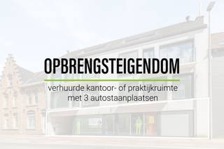 <span><span><strong>Opbrengsteigendom: Verhuurde kantoor- of praktijkruimte met 3 staanplaatsen</strong><br /><br />In het centrum van <strong>Staden</strong> bieden we u deze gelijkvloerse <strong>kantoor- of praktijkruimte</strong> aan. Het eigendom werd vrij recent gebouwd, deed in het verleden dienst als bankfiliaal en verkeert in goed onderhouden staat. De totale bruikbare vloeroppervlakte bedraagt <strong>129 m<sup>2</sup></strong> en men beschikt over een <strong>gunstig energielabel B</strong>.<br /><br />Tevens worden er, gekoppeld aan dit aanbod, <strong>3 autostaanplaatsen aangeboden (excl. vraagprijs)</strong>. Deze zijn gelegen aan de achterzijde van het gebouw en dienen mee aangekocht te worden (prijs op aanvraag).<br /><br />Het pand is uitgerust met elektrische verwarming (<strong>warmtepomp lucht/lucht</strong>) in combinatie met <strong>airco</strong> en een permanent <strong>ventilatiesysteem</strong>. <br /><br />De ruimtes zijn <strong>meteen instapklaar</strong> en zijn ingedeeld als volgt: inkomhal (voormalig cashpunt) - onthaalruimte of polyvalente, open kantoor- of dienstenhal geschikt voor 2 burelen - 3 afzonderlijke burelen (deels met inmaakkasten) of praktijkruimtes - berging/technische ruimte - voormalige kluisruimte - ingerichte keuken met eetplaats, uitgerust met inductiekookplaat, dampkap, koelkast, microgolfoven, vaatwasser en spoelbak - sanitair blok bestaande uit 2 toiletten met lavabo.<br /><br /><strong>Het pand is op heden verhuurd, dus uitermate geschikt als investering. Meer info gewenst over de huurmodaliteiten? Neem dan contact met ons kantoor.</strong></span></span><br /><br /><span><span><u>Enkele troeven:</u></span></span>
<ul>
	<li><span><span>Centraal gelegen;</span></span></li>
	<li><span><span><strong>Ideaal voor kantoor, groepspraktijk of vrije beroepen</strong>;</span></span></li>
	<li><span><span>Instapklaar en energiezuinig;</span></span></li>
	<li><span><span>3 autostaanplaatsen beschikbaar gelegen aan de achterzijde van het gebouw (prijs op aanvraag);</span></span></li>
	<li><span><span><strong>Voldoende passage en visibiliteit</strong>.</span></span></li>
</ul>
<span><span>Voor meer info of bezoek kan u terecht bij ons kantoor op het nummer 051 50 11 51 of per mail via diksmuide@diksimmo.be.</span></span>