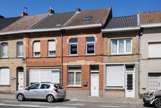 TE KOOP IN NINOVE<br /><br />Deze op te frissen woning beschikt over 3 slaapkamers, een tuin en een ruime garage van maar liefst 30 m².<br /><br />Via de inkomhal komt u in de leefruimte, die aansluit op de eetplaats en keuken. Dankzij de lichtkoepel geniet de keuken van extra natuurlijke lichtinval. Achter de keuken bevinden zich de badkamer en een ruime bergruimte met plaats voor onder meer een wasmachine, droogkast en diepvriezer. De veranda biedt een aangename extra leefruimte met zicht op de tuin.<br /><br />Achteraan de tuin bevindt zich de ruime garage met sectionale poort, bereikbaar via de Denderstraat. Ook voor de garage is parkeergelegenheid voorzien.<br /><br />Op de eerste verdieping bevinden zich twee slaapkamers. Via één van de slaapkamers is er toegang tot de volledig afgewerkte zolderruimte met twee Veluxramen. Deze ruimte kan perfect ingericht worden als derde slaapkamer en biedt zelfs de mogelijkheid om twee kamers te creëren.<br /><br />De woning geniet bovendien van een praktische ligging nabij het centrum van Ninove. Winkels, horeca en andere dagelijkse voorzieningen bevinden zich in de omgeving.<br /><br />Een woning met heel wat mogelijkheden, ideaal voor wie op zoek is naar ruimte, een ruime garage en een woning die naar eigen smaak kan worden opgefrist. Een extra troef is de conforme elektrische installatie.<br /><br />Graag een bezoek? Contacteer 0470064060 of mail naar margot@cornelis-goeman.be