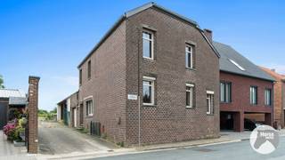NIEUWE VOORWAARDEN! <br /><br />RIEMST - Te renoveren woning met opslagruimte en stalling op ruim perceel<br /><br />Bent u op zoek naar een woning met veel potentieel en een landelijke ligging? Dan is deze te renoveren woning in Zussen, een rustige deelgemeente van Riemst, zeker een bezoek waard. Gelegen in een groene en rustige omgeving biedt deze eigendom tal van mogelijkheden voor wie de handen uit de mouwen wil steken en een woning volledig naar eigen smaak wil inrichten.<br /><br />Op het gelijkvloers beschikt de woning over een eetkamer, een zitkamer, een keuken, een badkamer, een wasplaats en een inpandige garage. Op de eerste verdieping bevinden zich drie slaapkamers, met daarnaast de mogelijkheid om een ruime vierde slaapkamer te creëren of deze ruimte als opslag te gebruiken.<br /><br />De woning vraagt een renovatie, maar enkele belangrijke investeringen werden reeds uitgevoerd. Zo werden de ramen en de voordeur vernieuwd en verkeert het dak structureel in goede staat, waardoor een solide basis aanwezig is om het pand verder af te werken.<br /><br />Buiten geniet u van een ruime overdekte ruimte ideaal voor het stallen van machines en een grote stal. Aansluitend bevindt zich een weiland dat zich perfect leent voor het houden van paarden of andere dieren. Dankzij de landelijke ligging en de beschikbare buitenruimte is deze eigendom een uitstekende keuze voor dierenliefhebbers of wie op zoek is naar rust, ruimte en een landelijke levensstijl.<br /><br />Kortom, deze woning biedt een unieke kans voor wie niet terugschrikt voor een renovatie en op zoek is naar een eigendom met veel potentieel, ruime bijgebouwen en een prachtig perceel in het landelijke Zussen.<br /><br />Interesse in deze woning? Aarzel niet om ons te contacteren op 053/60 65 66!