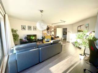 <p>Te huur: Duplex appartement met 2 slaapkamers – Rustig gelegen nabij Leuven<br /><br />Dit ruime en lichtrijke duplex appartement bevindt zich in een rustige zijstraat van de Naamsesteenweg (Mezenlaan), en biedt het beste van twee werelden: een serene omgeving en een uitstekende ligging vlakbij alle voorzieningen. Het appartement is vlakbij het H. Hartcollege, Imec, het station van Heverlee, het gezellige marktplein, diverse winkels en op een boogscheut van het bruisende stadscentrum van Leuven.<br /><br />Deze duplex biedt u 2 slaapkamers, een badkamer met douche, een gezellige woonkamer, een keuken met praktische berging, een terras en een privé staanplaats voor de wagen en de fietsen in de garage.<br /><br />Het appartement is ideaal voor wie op zoek is naar rust en comfort, terwijl het toch strategisch gelegen is voor werk, school en ontspanning.<br />Interesse? Neem contact met Sally op 0478 57 09 99 of mail naar sally@connect-immo.be <br /><br />Huurprijs: 1190€ + 65€ gemeenschappelijk kosten/maand<br />Beschikbaar tussen half augustus en 1 september 2026<br /><br />EPC: 154 kWh/m² - UC:3511470 - Label B</p>