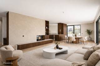 <p><span>Residentie Huize Stella is een kleinschalig nieuwbouwproject, ontworpen door Caan Architecten, en gelegen op een uitstekende locatie nabij De Sterre, het Miljoenenkwartier en het Sint-Pietersstation. U woont hier in een rustige, groene omgeving met een gemeenschappelijke parktuin, terwijl winkels, scholen, openbaar vervoer en belangrijke invalswegen zich in de directe nabijheid bevinden (Mobiscore: 9,5/10).</span></p>
<p><span>Deze exclusieve penthouse biedt ca. 180 m² bewoonbare oppervlakte en maar liefst 98 m² aan terrassen. De lichtrijke leefruimte met open keuken geeft rondom uit op de ruime terrassen met zicht op het groen. Er zijn twee volwaardige slaapkamers, elk met een ensuite badkamer. De master bedroom beschikt over maatkasten.</span></p>
<p><span>De afwerking is van hoog niveau met o.a. fineer eiken maatwerk, natuursteen (TRIPOLO), parket met massieve eiken toplaag en verdiepingshoge blokdeuren. Qua comfort geniet u van vloerverwarming, warmtepomp, zonnepanelen, airco, elektrische haard, zonwerende screens en een volledig geschilderde, instapklare afwerking.</span></p>
<p><span>Het gebouw beschikt over een huislift, ondergrondse parkeerplaatsen, private bergingen, fietsenberging en een buitenberging.</span></p>
<p><span>Prijzen exclusief berging en/of parking. Mogelijkheid tot aankoop aan 6% btw (onder voorwaarden), ook interessant voor investeerders bij verhuur op lange termijn.</span></p>
<p><span>Interesse? Contacteer Simon Coens – 0478 206 774</span></p>