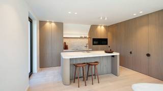 In een rustige en residentiële woonwijk, op het adres Hortensialaan 62, staat deze majestueuze, volledig gerenoveerde villa, die uitnodigt tot een leven in luxe en stijl. Vanaf het moment dat u de drempel overschrijdt, voelt u de uitstraling van klasse en elegantie, versterkt door de superieure afwerking en het gebruik van edele materialen zoals natuursteen, fijn schrijnwerk,… .<br /><br />De begane grond begint met een indrukwekkende inkomhal, voorzien van een praktische vestiaire en een discreet gastentoilet. Een sierlijke trap leidt u naar de verdiepingen, terwijl de begane grond u verwelkomt met een ruime woonkamer. Deze ruimte is verdeeld in een gezellige living en een ruime eetruimte, perfect voor het ontvangen van gasten of het genieten van diners. De open keuken, uitgerust met topmerk Miele toestellen, is een droom voor elke culinaire enthousiasteling en biedt alle comfort dat een huishouden nodig heeft.<br /><br />Naast de woonkamer vindt u een apart woongedeelte dat afgesloten kan worden. Dit biedt de perfecte ruimte voor een bureau of speelkamer, ideaal voor kinderen of voor wie thuis werkt. De grote garage met dubbele poort biedt niet alleen ruimte voor meerdere auto's, maar geeft ook rechtstreekse toegang tot de keuken en de tuin. Dit maakt het dagelijks leven aanzienlijk gemakkelijker, vooral wanneer u boodschappen binnenhaalt of de tuin wilt bereiken.<br /><br />Op de eerste verdieping vindt u vier slaapkamers, waarvan de master suite beschikt over een eigen dressing en een luxueuze badkamer. Elke ruimte is met zorg afgewerkt, met oog voor detail en duurzaamheid, zonder concessies te doen aan esthetiek. De afwerking is haarfijn en straalt een gevoel van luxe en comfort uit.<br />De buitenruimte is even indrukwekkend als het interieur. De tuin is recent voorzien van nieuwe bomen en struiken, die zorgen voor een groene en zonnige omgeving. Het is de perfecte plek om te ontspannen en te genieten van de buitenlucht. De kelder, toegankelijk via de garage, biedt extra opslagruimte voor al uw behoeften.<br /><br />Deze villa is niet alleen esthetisch aantrekkelijk, maar ook energiezuinig. Er zijn nieuwe ramen, glas en een moderne gasketel geïnstalleerd, waardoor de energiekosten laag blijven en het comfort hoog is. Met een perceel van 1.109 m² en een bewoonbare oppervlakte van 336 m², biedt deze villa ruimte en luxe in overvloed. Het is de perfecte plek voor families, zowel als tweede verblijf als voor vaste bewoning, gezien de ideale ligging en het residentiële karakter van de woonwijk.<br /><br />Kom deze droomvilla bekijken en laat u verleiden door de luxe en het comfort dat deze unieke woning te bieden heeft.