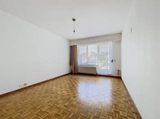 <p><span>APPARTEMENT MET LIFT EN TERRAS IN CENTRUM BRASSCHAAT </span></p><p><span> </span></p><p><span>Dit appartement bevindt zich op de eerste verdieping van een verzorgd gebouw met lift, midden in het hartje van Brasschaat. </span></p><p><span> </span></p><p><span>Het bestaat uit een ruime inkomhal met vestiairekast, een woonkamer met parketvloer en een open keuken uitgerust met een 4-pits Smeg kookvuur, oven, koelkast met vriesvak en vaatwasser. </span></p><p><span>Daarnaast is er een aparte berging met aansluiting voor een wasmachine. </span></p><p><span> </span></p><p><span>Verder beschikt het appartement over twee ruime slaapkamers met parketvloer en natuurlijk licht, ideaal voor bewoners die extra werkruimte nodig hebben.</span></p><p><span>De badkamer heeft een ligbad, douchevoorziening, dubbele lavabo en toilet.</span></p><p><span> </span></p><p><span>Achteraan bevindt zich een groot terras.</span></p><p><span> </span></p><p><span>Winkels, banken en openbaar vervoer liggen vlakbij en ook de oprit van de autosnelweg bereikt u in enkele minuten. </span></p><p><span> </span></p><p><span>Vaste kosten: 80€ per maand</span></p><p><span> </span></p>