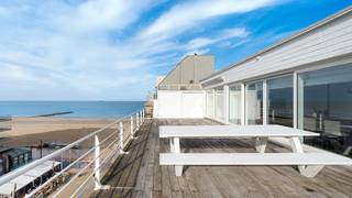 Situé dans un emplacement absolument exceptionnel sur la place Van Bunnen, au début de la Kustlaan, ce vaste penthouse bénéficie d’une largeur de façade remarquable de 15 mètres et d’une généreuse terrasse avant d’environ 60 m². Il offre une vue dégagée sur la mer ainsi qu’une vue sur la place Van Bunnen, le tout à distance de marche des commerces et des restaurants. Composition : hall d’entrée avec vestiaire et toilette invités. Spacieux et lumineux séjour avec salle à manger donnant accès à la terrasse ensoleillée orientée sud-ouest, offrant une superbe vue latérale sur la mer. Cuisine ouverte, entièrement équipée, avec vue mer. Coin TV séparé. L’appartement dispose en outre de trois chambres à coucher de belle taille, dont une avec accès à la terrasse arrière, ainsi que de deux salles de bains. Deux caves privatives, un local à vélos au rez-de-chaussée et des armoires de rangement pratiques sur les terrasses complètent l’ensemble. Possibilité d’acquérir un garage box sous la place Van Bunnen.