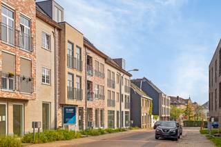 Appartement de nouvelle construction (surface brute : 103,6m²) situé au rez-de-chaussée d'un immeuble récent et comprenant : hall d'entrée privé avec toilettes séparées, living très lumineux avec cuisine ouverte entièrement équipée, 2 chambres (14m² et 8m²), salle de douche avec lavabo simple et douche et un débarras (7m²) avec raccordement pour machine à laver. En outre, l'appartement dispose d'une pompe à chaleur et d'un agréable jardin avec terrasse. Obligation d'acheter une place de parking souterrain (19.500 EUR hors frais) ou un garage box (29.500 EUR hors frais). L'appartement est vendu sous le régime de la TVA. Première occupation ! PEB: A.