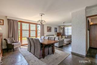 Alleenstaande landelijke woning op een ruim hoekperceel en aanpalend een stuk bouwgrond.STARTPRIJS: Elk bod boven deze startprijs, wordt voorgelegd aan de eigenaars, die al dan niet kunnen in gaan op dit aanbod.Op wandelafstand van het centrum vinden we deze goed onderhouden open bebouwing in landelijke stijl, waar ruimte, comfort en kwalitatieve afwerking perfect samenkomen.De woning beschikt over 2 afzonderlijke ingangen, wat extra mogelijkheden biedt voor een vrij beroep, praktijkruimte of een optimale gezinsindeling.Binnen geniet u van een warme en sfeervolle leefruimte met een gezellige houtcassette en overal zicht op de onderhoudsvriendelijke tuin met ruime berging/werkplaats.Overal in het huis is er gebruik gemaakt van hoogwaardige materialen en een tijdloze afwerking, bovendien telt de woning 4 volwaardige slaapkamers en biedt alle ruimte voor een gezin.Buiten vormt de zongerichte tuin en de ruime terrassen een heerlijke plek om in alle rust te genieten van het buitenleven.De dubbele garage en ruime oprit zorgen voor voldoende parkeergelegenheid en opbergruimte.Gelegen op een royaal hoekperceel biedt deze eigendom bovendien een unieke meerwaarde dankzij het aanpalende stuk bouwgrond, wat interessante mogelijkheden creëert voor de toekomst, zoals een extra woning of een waardevolle investering (onder voorbehoud van de geldende stedenbouwkundige voorschriften)Deze gezinswoning is ideaal voor iemand die op zoek is naar een ruime woning met veel mogelijkheden en dit op een centrale, maar toch rustige ligging!Iets hogere EPC score is te wijten aan de elektrische verwarming, dit kan naar een EPC C score worden gebracht door een condenserende ketel te plaatsen!Voor meer informatie contacteer Regine: 0493 112 050 - regine@correctvastgoed.be👉 Online schattingstool: https://www.correctvastgoed.be/schatting