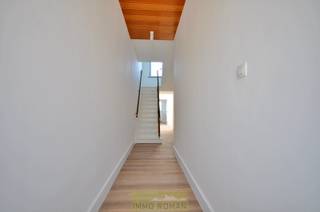 Ontdek deze instapklare en volledig vernieuwde woning in het charmante Kluisbergen, waar comfort, energiezuinigheid en ruimte perfect samenkomen.<br /><br />We betreden de woning via zijn inkomhal met plaats voor een vestiaire en een apart gastentoilet, uitgerust met een nieuw hangtoilet en lavabo. De lichtrijke leefruimte geniet van hoge plafonds en staat in verbinding met een <strong>splinternieuwe keuken</strong> voorzien van kwalitatieve toestellen en een granieten werkblad. Dankzij de lichtkoepel en het grote schuifraam naar het terras geniet u hier van een overvloed aan natuurlijk licht, en een prachtig overzicht op de tuin. Verder is er nog een volledig vernieuwde badkamer met inloopdouche en een dubbele wastafel.<br /><br />Op de eerste verdieping vindt u een apart toilet en drie slaapkamers, allen voorzien van een nieuwe laminaatvloer en moderne ledverlichting. Via een vaste trap bereiken we de zolderkamer, voorzien van een afgewerkte OSB-vloer die uitstekend geïsoleerd is, en reeds uitgerust met klaarliggende nutsvoorzieningen, alsook voor eventuele zonnepanelen.<br /><br />De woning is volledig onderkelder en opgesplitst in 5 praktische ruimtes: een traphal, de stookplaats met recente hoogrendementsketel op gas, twee bergruimtes en een grote wasplaats met voorzieningen voor was- en droogkasten.<br /><br />Buiten geniet u van een ruime, onderhoudsvriendelijke tuin met terras. De <strong>zijdelingse toegang</strong> is bijzonder handig voor het plaatsen van fietsen of het afvoeren van tuinafval zonder door de woning te moeten.<br /><br /><strong>Extra troeven </strong>van deze woning zijn onder meer de<strong> volledig vernieuwde en gekeurde elektriciteit</strong>, splinternieuw sanitair en het feit dat de woning <strong>volledig geschilderd </strong>is en dus onmiddellijk instapklaar.<br />Meer info? Contacteer Kyamo De Smet: 0479 06 13 71