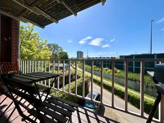 Op zoek naar een stijlvol en instapklaar appartement met een uitstekende bereikbaarheid? Dit prachtig afgewerkt appartement, gelegen aan de Eenmeilaan 31 in Kessel-Lo, bevindt zich op een absolute toplocatie vlakbij het station van Leuven, het centrum, de E314, tal van winkels, scholen en het Provinciaal Domein. Het appartement is gelegen op de eerste verdieping van een kleinschalig en goed onderhouden gebouw met slechts drie appartementen, wat zorgt voor een rustige woonomgeving zonder maandelijkse gemeenschappelijke lasten.<br />Via de inkomhal komt u in de lichtrijke woon- en eetkamer met toegang tot het balkon, aansluitend vindt u een ruime, volledig uitgeruste keuken. De badkamer is stijlvol ingericht en voorzien van een bad met douchekop, wastafel en toilet. Verder beschikt het appartement over een was- en bergplaats en twee volwaardige slaapkamers. Tevens privatieve kelderberging aanwezig.<br />Het appartement beschikt over centrale verwarming op aardgas, conforme elektriciteit en een gunstig EPC-label B.<br />Momenteel verhuurd, met mogelijkheid tot opzeg volgens de wettelijke bepalingen – ideaal als investering.<br />Kortom, een instapklaar appartement op een topligging nabij het station van Leuven!