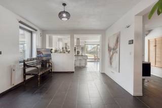 Deze instapklare woning met maar liefst 5 slaapkamers werd van kop tot teen gerenoveerd (afwerking 2025). Volledige gevelisolatie,...