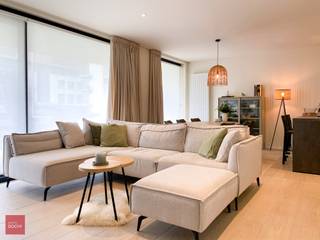 Vlotte verbinding naar E17 en wandelpad naar centrum. Gelijkvloers appartement van klassevolle residentie 'Pegasus', bestaande uit een inkomhall, living, ingerichte keuken, berging, 2 slaapkamers, badkamer ('ligbad en douche), terras vooraan 21m², terras achteraan 26m² en ondergrondse garagebox. Private parking met laadpalen (Provisie syndiek 60 euro per maand)