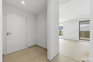 Planifiez votre visite via www.polares.eu.<br /><br />Au premier étage, accessible à la fois par ascenseur et par escalier, de cette nouvelle résidence, vous trouverez cet appartement lumineux.<br /><br />Le hall d'entrée, avec de l'espace pour un vestiaire, vous mène à l'espace de vie ouvert. Celui-ci bénéficie de beaucoup de lumière naturelle grâce aux grandes fenêtres. La cuisine est entièrement équipée et offre tout ce dont vous avez besoin. À côté de la cuisine, vous trouverez le débarras avec raccordement pour la machine à laver et le sèche-linge. De plus, il est agréable de se détendre sur la terrasse couverte.<br /><br />Via le couloir de nuit, vous avez accès aux deux chambres à coucher. Vous avez également la salle de bains équipée d'un double lavabo et d'une baignoire. Il y a aussi des toilettes séparées.<br /><br />Vous pouvez facilement garer votre voiture sur la place de parking extra large (qui est également équipée d'une connexion pour une borne de recharge) et bénéficier d'un espace de stockage supplémentaire dans la cave privative.<br /><br />Les rideaux (dans les chambres) et l'éclairage ont déjà été installés, il ne manque plus que vos affaires. Le chauffage est assuré par une pompe à chaleur et des panneaux solaires privatifs sont présents.<br /><br />Cherchez-vous un nouveau chez-vous près du centre d'Aarschot ? N'hésitez pas plus longtemps.