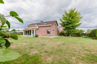 Aan de rand van Sint-Niklaas, op een steenworp van Waasmunster, bevindt zich deze open bebouwing op een uitzonderlijk <strong>ruim perceel van maar liefst 4.051 m²</strong>. Een woning uit 1984 die doorheen de jaren met zorg werd onderhouden en vernieuwd, waardoor ze vandaag beschikt over een degelijke bouwkundige basis, een EPC-label B en een conforme elektrische installatie.<br /><br />De eigendom onderscheidt zich echter vooral door haar uitzonderlijke mogelijkheden. Op het perceel bevindt zich een <strong>loods van circa 260 m²</strong>, ideaal voor wie wonen en werken wil combineren, nood heeft aan opslag of op zoek is naar een eigen werkplek. Bovendien verkregen de eigenaars een <strong>vergunning voor de bouw van een nieuw KMO-gebouw van 510 m²</strong>, na afbraak van de bestaande loods.<br /><br />De woning zelf verwelkomt u via een ruime inkomhal met vestiairemogelijkheden en een apart toilet. <strong>Op het gelijkvloers bevindt zich bovendien een slaapkamer</strong>, die zich evengoed leent als bureau of hobbyruimte.<br /><br />De leefruimtes vormen het warme hart van de woning. De woon- en eetkamer lopen naadloos over in de veranda, een aangename ruimte die baadt in het natuurlijke licht en uitkijkt over de uitgestrekte tuin. Hier ontstaat een vanzelfsprekende verbinding tussen binnen en buiten, met ruimte voor lange tafelmomenten, rustige ochtenden en het dagelijkse gezinsleven. De halfopen keuken sluit praktisch aan op de leefruimtes en beschikt over een aansluitende berging en wasplaats. Een functionele indeling die comfort en gebruiksgemak centraal stelt.<br /><br />Op de verdieping bevinden zich nog twee slaapkamers en een badkamer. Deze werd uitgerust met zowel een ligbad als een douche.<br /><br />Als leuke extra rusten er bovendien nog <strong>groenestroomcertificaten</strong> (€210) op de zonnepanelen en dit tot en met 2032. <br /><br />Wilt u deze woning graag ontdekken? Of wenst u meer informatie over de vergunning en de mogelijkheden voor het nieuwe KMO-gebouw? Neem dan gerust contact op via laurens@claves.be of 0476 21 35 46.