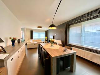 Centraal gelegen en kwalitatief afgewerkte, goed onderhouden woning gelegen in recente verkaveling.De woning omvat een inkomhal met...