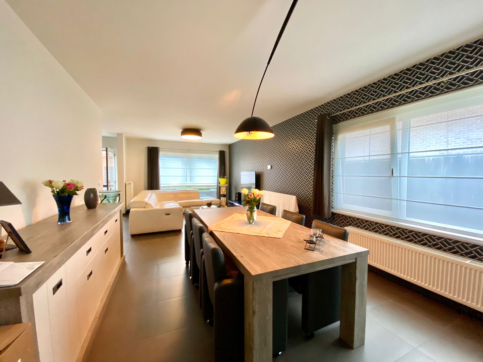 Centraal gelegen woning met drie slaapkamers, garage en tuin - foto 3