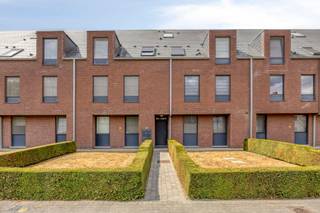 Voor verdere info of een vrijblijvende waardebepaling van uw eigendom: marco@homixx.be of 016 199 343<br /><br />Als uw professionele vastgoedpartner stellen wij graag dit gezellige en hoogwaardig afgewerkte gelijkvloers appartement aan u voor. Met een slimme indeling en het comfort van modern woonplezier biedt deze woning alles wat u zoekt om zorgeloos te genieten.<br /><br />Bij het betreden van het appartement komt u in de lichtrijke leefruimte, waar ook de volledig ingerichte open keuken naadloos op aansluit. Aansluitend op de keuken bevindt zich een praktische wasplaats voor extra opslag en comfort. Grote raampartijen zorgen voor veel natuurlijk daglicht en geven direct toegang tot het privatieve terras en de kleine tuin, waar u in alle rust van de buitenlucht kan genieten.<br /><br />Het appartement beschikt over twee volwaardige slaapkamers en een netjes afgewerkte badkamer met douche. Om uw comfort compleet te maken, zijn de living en de master bedroom uitgerust met airconditioning. Verder wordt het appartement verwarmd via een efficiënte installatie op aardgas, wat samen met de gunstige EPC-score B zorgt voor een energiezuinige thuis.<br /><br />Aan opbergruimte en parkeergelegenheid is er eveneens geen gebrek: u beschikt over een droge, afgesloten kelderberging, een ondergrondse garagestaanplaats en een buitenstaanplaats.