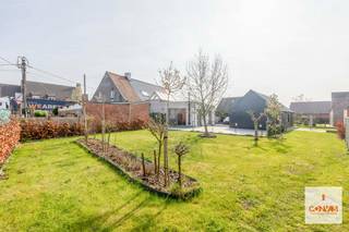 Deze ruime woning is gelegen op een gunstige ligging te Doornzele met vlotte verbinding naar de ruime regio. U heeft verschillende winkels, scholen...