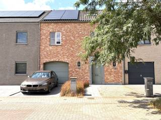 <p><span>Recente woning in rustige omgeving</span></p><p><span>Deze charmante woning in landelijke stijl combineert hedendaags wooncomfort met een rustige ligging en een energiezuinige afwerking. Een ideale thuis voor wie op zoek is naar comfortabel en zorgeloos wonen. </span></p><p><span>De woning is gelegen in een bijzonder rustige, aangename omgeving en bevindt zich toch op korte afstand van het centrum, winkels, scholen en andere voorzieningen.</span></p><p><span>Bij het binnenkomen wordt u verwelkomd in de inkomhal dewelke overgaat tot een ruime en licht rijke leefruimte, die dankzij de grote raampartijen een prachtig uitzicht biedt op de zuid gerichte tuin. Voor extra wooncomfort is de living uitgerust met airconditioning.</span></p><p><span>De moderne, volledig ingerichte keuken is voorzien van een prachtig composieten werkblad en alle noodzakelijke toestellen, waardoor koken een waar plezier wordt.</span></p><p><span>De woning telt drie volwaardige slaapkamers. De ruime master bedroom beschikt eveneens over airconditioning. Alle slaapkamers zijn uitgerust met horren en beschikken over een aansluiting voor televisie en internet. De badkamer is stijlvol ingericht en voorzien van een comfortabele inloop douche en dubbele lavabo.</span></p><p><span>Op het vlak van energiezuinigheid scoort deze woning uitstekend dankzij de aanwezigheid van zonnepanelen, wat resulteert in een lager energieverbruik en een lagere energiefactuur.</span></p><p><span>Ook praktisch is deze woning volledig uitgerust. Zo beschikt u over een garage met een elektrische sectionale poort. De ramen zijn voorzien van draperieën en horren, alle verlichtingsarmaturen zijn reeds geplaatst en bovendien is er een grasmachine aanwezig voor het onderhoud van de tuin.</span></p><p><span>De zonnige, zuid gerichte tuin vormt de ideale plek om in alle rust te genieten van het buitenleven en sluit naadloos aan op de leefruimte.</span></p><p><span>Kortom, deze recente en uitstekend onderhouden woning biedt alle hedendaagse comfort, een energiezuinige inrichting en een rustige ligging, terwijl u toch geniet van een vlotte bereikbaarheid naar het centrum. Een ideale thuis voor wie op zoek is naar comfortabel en zorgeloos wonen.</span></p><p><span> </span></p><p><span>Verdere info of een bezoek ter plaatse contacteer Immo Twins 052/55.55.55 of info@immotwins.be</span></p>