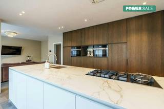 Deze karaktervolle eigendom biedt een bewoonbare oppervlakte van maar liefst 419 m² op een perceel van 1.426 m², gelegen op een uitstekende commerciële locatie in Roeselare.<br /><br />De woning combineert comfortabel wonen met professioneel werken dankzij het afzonderlijke commerciële gedeelte met eigen ingang. <br /><br />De woning beschikt momenteel over 5 slaapkamers, waarvan één kleinere kamer. Daarnaast bestaat de mogelijkheid om een valse wand te verwijderen, waardoor eenvoudig een 6de slaapkamer kan worden gecreëerd. Dankzij de ruime volumes en flexibele indeling biedt deze eigendom tal van mogelijkheden voor grote gezinnen, thuiswerkers of ondernemers.<br /><br />Indeling woning<br /><br />Gelijkvloers<br /><br />- Inkomhal<br />- Twee polyvalente ruimtes links en rechts van de inkomhal<br />- Afzonderlijk toilet<br />- Ruime leefruimte<br />- Eetplaats<br />- Keuken<br />- Berging<br />- Wasruimte<br />- Kelder<br /><br />Verdieping<br /><br />- 5 slaapkamers (waarvan 1 kleinere slaapkamer)<br />- Mogelijkheid tot creëren van een 6de slaapkamer<br />- Badkamer<br />- Nachthal<br />- Extra keuken<br /><br />Commercieel gedeelte (afzonderlijke ingang)<br />- Ontvangstruimte<br />- 3 afzonderlijke bureaus of praktijkruimtes<br />- Keuken<br />- Eet- of vergaderruimte<br />- Sanitair<br /><br />Buiten<br />- Perceel van 1.426 m²<br />- Ruime tuin<br />- Voldoende parkeermogelijkheden<br /><br />Dankzij de combinatie van een ruime woning, een afzonderlijk commercieel gedeelte, de grote bewoonbare oppervlakte en de uitstekende bereikbaarheid vormt deze eigendom een unieke opportuniteit voor wie wonen en ondernemen wil combineren op een toplocatie in Roeselare.<br /><br /><br /><br />Bestuursmaatregelen in het maatregelenregister: nee<br /><br />Deze AI-visualisaties zijn bedoeld als inspiratie. Er werd geen rekening gehouden met technische specificaties, stedenbouwkundige voorschriften of de concrete mogelijkheden tot realisatie.