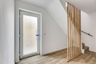 <p>Topo-Immo biedt u deze <strong>nieuwbouw 3-gevel woning</strong> aan, gelegen op <strong>een perceel van 3a68ca.</strong></p><p>De indeling is als volgt:<br />Het gelijkvloers omvat <strong>een inkomhal</strong> voorzien van <strong>vestiaire</strong> en een <strong>dubbele garage.</strong><br />Op de eerste verdieping vinden we<strong> de woonkamer met open geïnstalleerde keuken</strong> met <strong>zicht op het terras</strong> en <strong>de zuidgerichte tuin.</strong> Verder vinden we op deze étage nog <strong>een bergruimte en een toilet</strong>. Verdieping 2 omvat <strong>3 slaapkamers</strong>, <strong>een moderne badkamer</strong> en <strong>opnieuw een apart toilet</strong>.<br />Bovendien beschikt de woning over <strong>een inrichtbare zolder van 24 m²</strong>.<br /><strong>Zeer goed en centraal gelegen</strong>: Nabij Ninove, Lennik, Ternat... Winkels, scholen, openbaar vervoer in de onmiddellijke omgeving. <br /><strong>Oprit - Ventilatiesysteem type D - zonnepanelen - vloerverwarming - regenwaterput</strong><br /><strong>EPB A - in opmaak</strong><br /><strong>Verkoop onder btw-stelsel: 21% btw op de constructie en 12% registratierechten op de grond. Stedenbouwkundige inlichtingen en maatregelenregister in aanvraag. </strong></p>