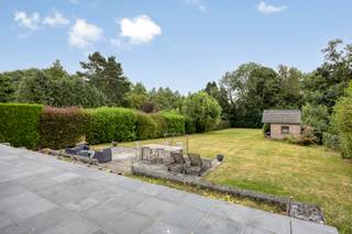 Immo Pické vous propose cette villa idéalement située à Sint-Pieters-Leeuw, à proximité des commerces, des écoles, des transports en commun, des axes routiers et de toutes les commodités. Au rez-de-chaussée, cette maison dispose d’un vaste hall d’entrée, d’un salon spacieux et lumineux avec coin repas (46 m²), d’une cuisine équipée spacieuse (22 m²), de toilettes pour invités, d’une salle de bains et de deux chambres (24 m² avec dressing et 12 m²). Au premier étage, cette maison dispose d’un très grand couloir de nuit donnant accès à pas moins de 4 chambres supplémentaires (13 m², 15 m², 10 m² et 16 m²). On y trouve également une deuxième salle de bains et des toilettes séparées. Au sous-sol, cette maison dispose d’un double garage et de plusieurs pièces de rangement. La maison dispose également d’une terrasse spacieuse et d’un grand jardin avec un abri de jardin. Devant la maison, on trouve plusieurs places de stationnement. À noter : EPC C, 18 panneaux solaires (représentant au total environ 5 400 kWh), … .