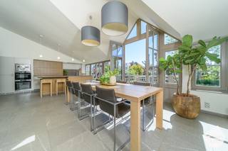 Située dans<strong> le prestigieux et paisible</strong> <strong>quartier Dumont</strong>, à quelques pas de la mer et entourée de verdure, cette<strong> élégante villa semi-mitoyenne</strong> allie parfaitement confort, <strong>luxe</strong> et emplacement privilégié.<br /><br />Dès l'entrée, vous découvrez un vaste séjour baigné de lumière, agrémenté d'un chaleureux feu ouvert et donnant accès à un balcon avec une agréable vue sur le jardin. La cuisine ouverte, entièrement équipée avec des appareils Miele haut de gamme, séduira les amateurs de gastronomie.<br /><br />Au niveau du jardin se trouve une <strong>spacieuse suite parentale avec dressing aménagé</strong> et <strong>salle de bains privative de grand standing</strong> comprenant une baignoire, une double douche à l'italienne et un double lavabo. Ce niveau comprend également une seconde grande chambre, actuellement aménagée en bureau, une buanderie, plusieurs espaces de rangement, un WC séparé ainsi qu'un accès direct au jardin orienté plein sud avec vaste terrasse et jacuzzi.<br /><br />À l'étage, vous trouverez deux chambres supplémentaires, une salle de bains moderne avec douche à l'italienne et double lavabo, ainsi qu'un WC séparé.<br /><br />La propriété dispose également d'une large allée permettant de stationner plusieurs véhicules et bénéficie d'équipements modernes tels que des panneaux solaires, une borne de recharge pour véhicule électrique, la climatisation à chaque étage, un système d'alarme ainsi qu'une chaudière à condensation au gaz. Performances énergétiques : PEB B.<br /><br /><strong>Les atouts</strong>
<ul>
	<li>Quartier Dumont, à quelques pas de la mer</li>
	<li>4 chambres spacieuses</li>
	<li>Finitions de grande qualité</li>
	<li>Jardin exposé plein sud avec terrasse et jacuzzi</li>
	<li>Cuisine hyper équipée avec appareils Miele</li>
	<li>Panneaux solaires et borne de recharge</li>
	<li>Climatisation à chaque étage</li>
	<li>Système d'alarme</li>
	<li>PEB B</li>
</ul>
Une propriété d'exception où luxe, sérénité et confort moderne se rencontrent dans l'un des quartiers les plus recherchés de la côte belge.<br /><br /><strong>Intéressé(e) ?</strong> Contactez dès aujourd'hui notre collaboratrice Liesbeth pour plus d'informations ou pour organiser une visite.