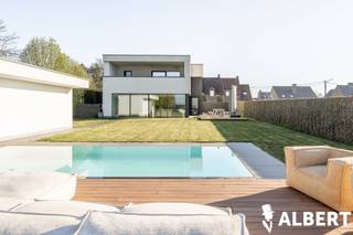 Gelegen te Rekkem, vinden we deze eigentijdse villa met zwembad terug!De woning is gelegen op een ruim en zonnig perceel en wordt gekenmerkt door de...