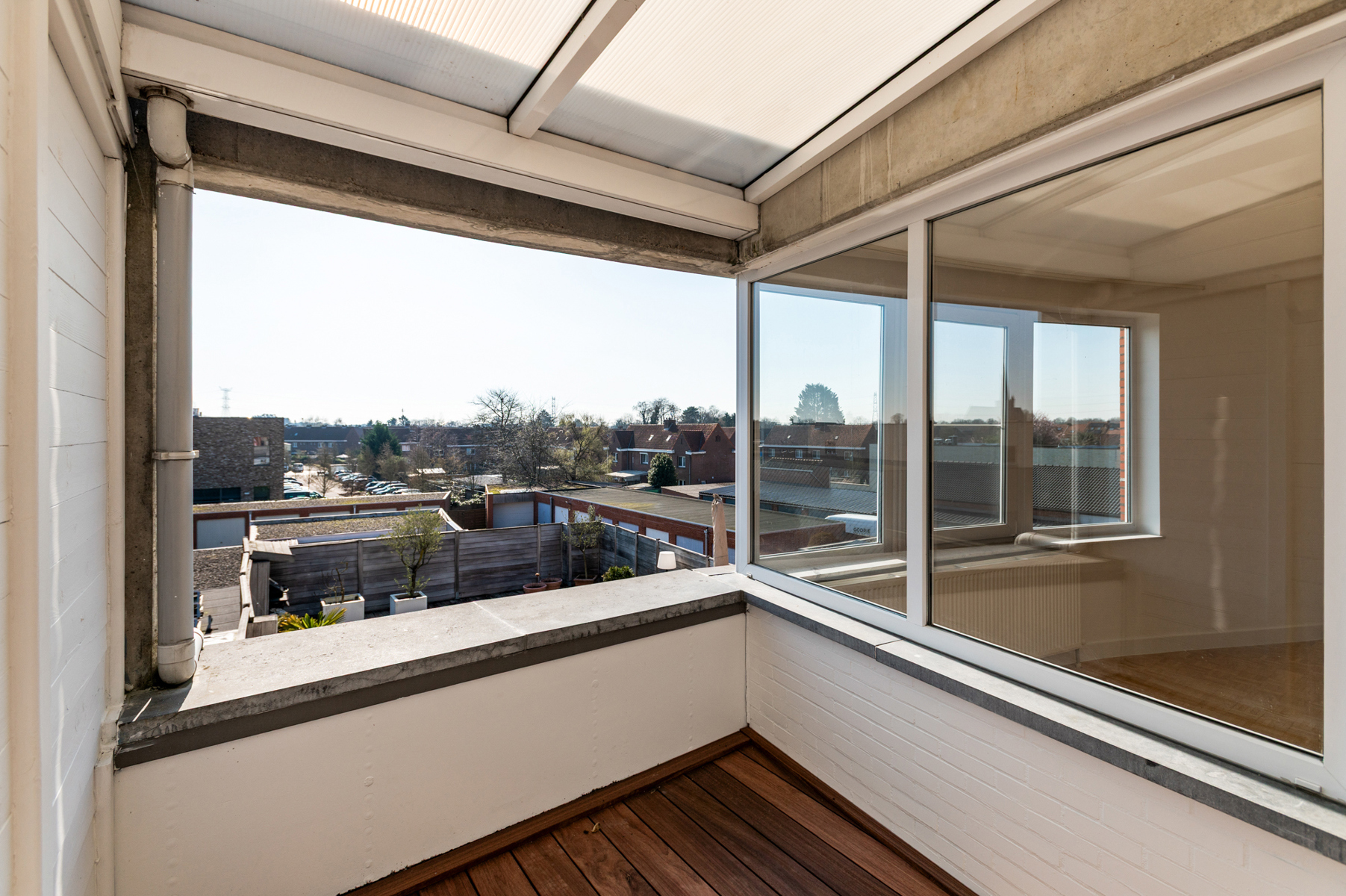 Instapklaar, volledig gerenoveerd appartement met twee slaapkamers en terras. - foto 5