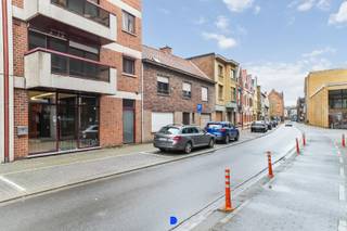 Commercieel gelegen handelsruimte (65m<sup>2</sup>) voor diverse doeleinden nabij het Polenplein.<br />Op heden verhuurd met handelshuurovereenkomst.<br /><br />INDELING:<br />Inkom, de handelsruimte, apart bureel, keuken met toilet en kelderberging.<br />Ruim terras achteraan.<br /><br />Kelderberging.<br /><br />DETAILS:<br />- aluminium schrijnwerk<br />- centrale ligging met voldoende parkeergelegenheid<br />- elektrische verwarming<br /><br />CONTACT:<br />Voor meer informatie of een bezoek, contacteer Stijn op 0491 61 42 19 of info@stijndebusschere.be.