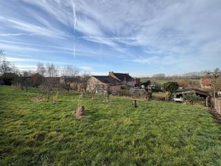 Unieke en geklasseerde eigendom bestaande uit 2 aparte woningen (huisnummers 28 + 30), een binnenkoer, te renoveren stalvleugel en een achtergelegen weide, zeer rustig gelegen te Batsheers op 23a 13ca